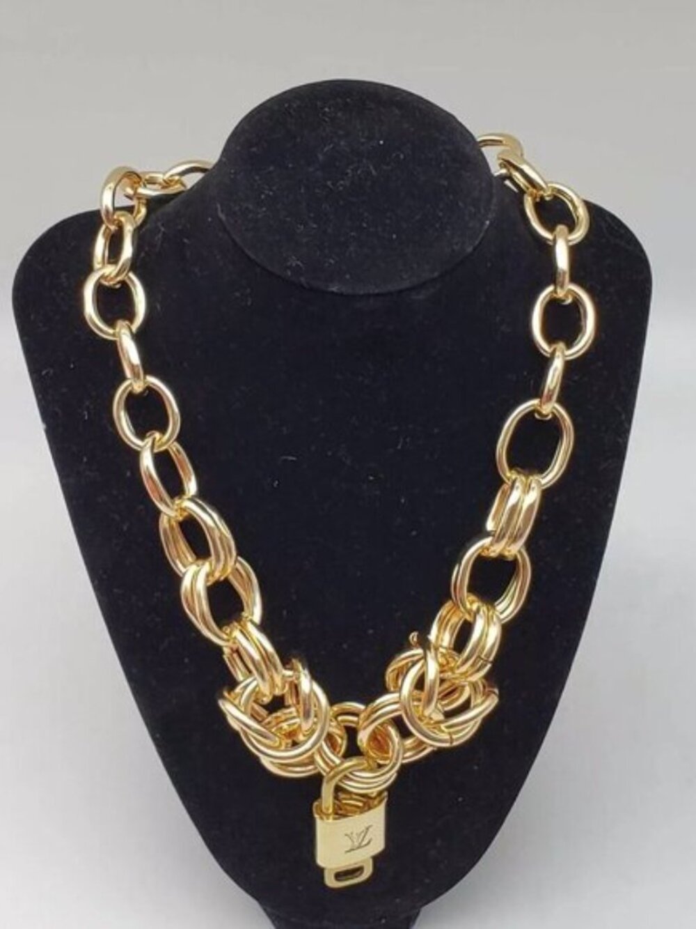 Gold-Plated Necklace with Authentic Louis Vuitton Padlock - Picture 9 of 9